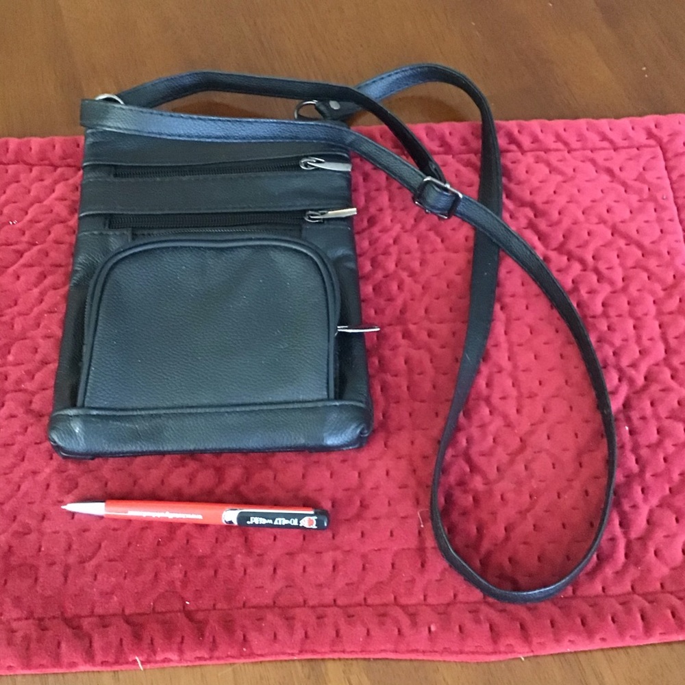 BLACK LEATHER CROSSBODY BAG
